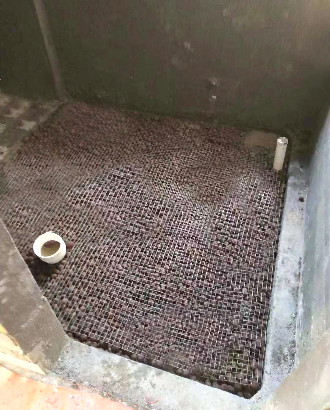 做完衛(wèi)生間防水，要不要抹一層水泥砂漿再貼瓷磚
